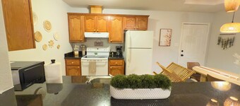 Boho Style 2-bedroom/1 King Bed apartment with BBQ Grill in Edinburg