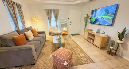 Boho Style 2-bedroom/1 King Bed apartment with BBQ Grill in Edinburg