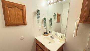 Asciugacapelli, asciugamani, sapone, carta igienica