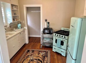 Kjøleskap, mikrobølgeovn, ovn og kokeplater