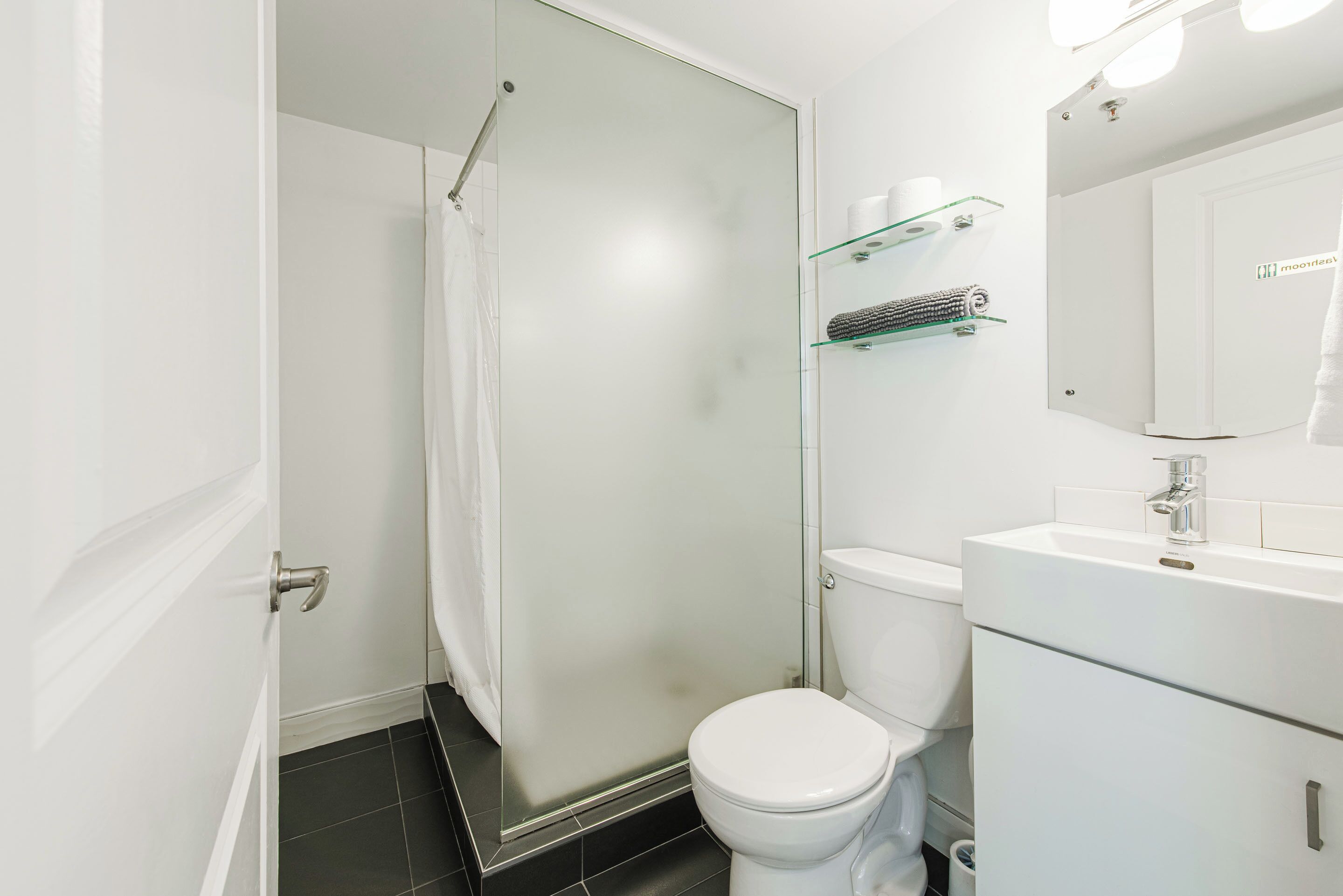 Hårføner, håndklær, såpe og toalettpapir