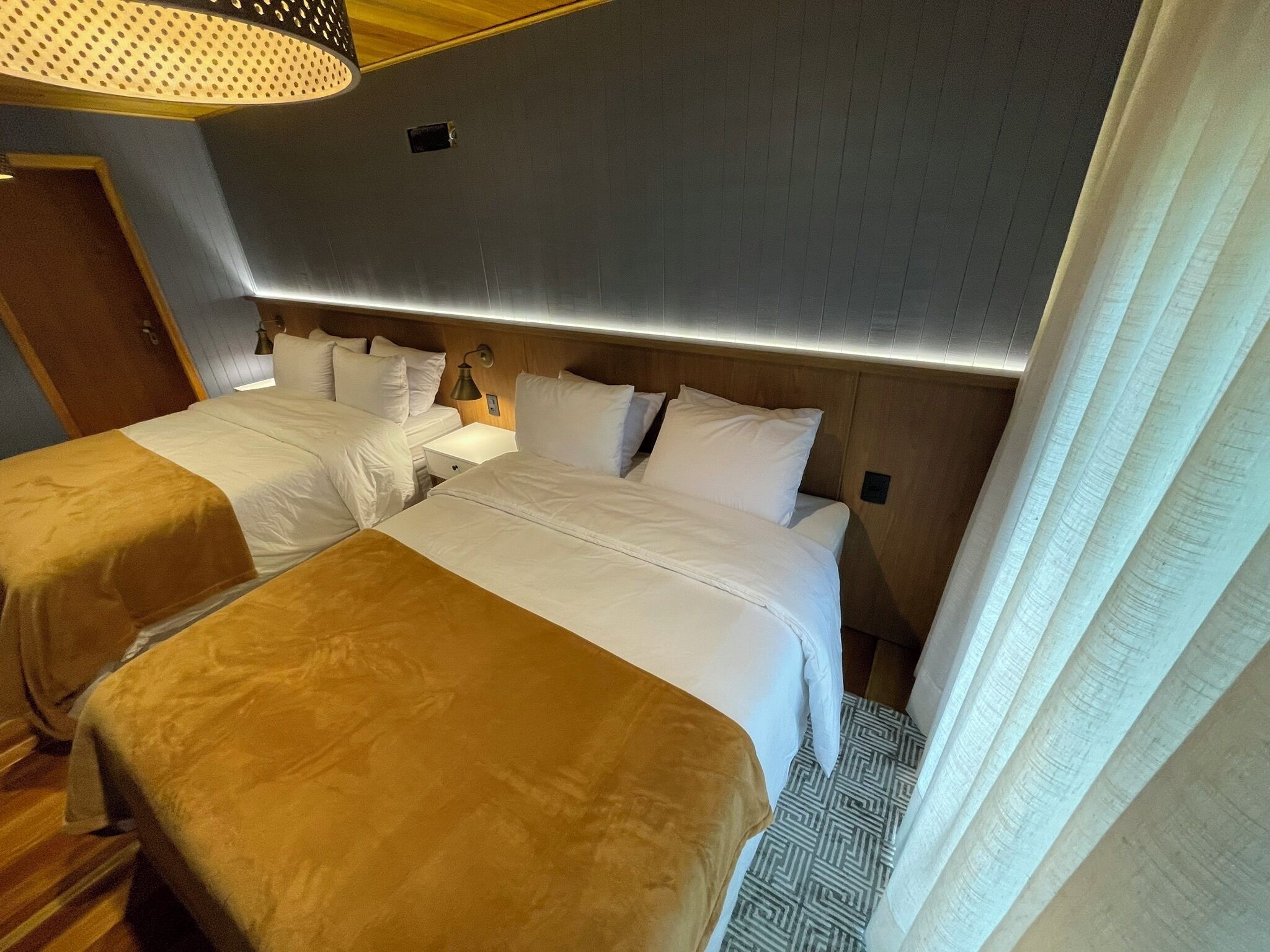 3 habitaciones, tabla de planchar con plancha, wifi y ropa de cama 