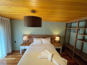 Silitysrauta/-lauta, Wi-Fi, vuodevaatteet