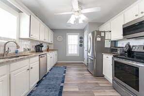 Fridge, microwave, oven, stovetop - Jewel of Ocean Isle- Steps to Beach, Private pool,6-pass golf cart incl (Ocean Isle Beach)