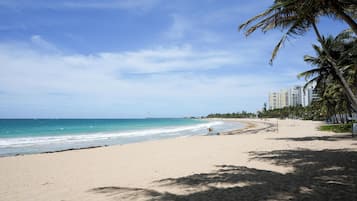 Playa en los alrededores y toallas de playa