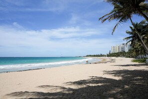 Playa en los alrededores y toallas de playa 