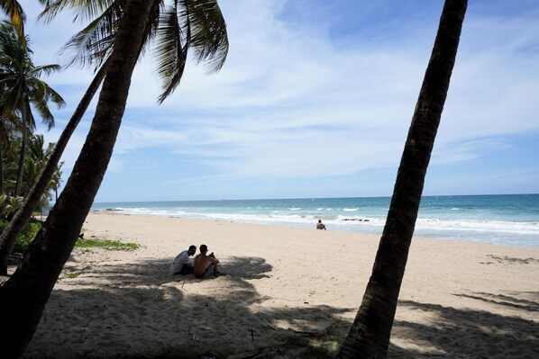 Playa en los alrededores y toallas de playa