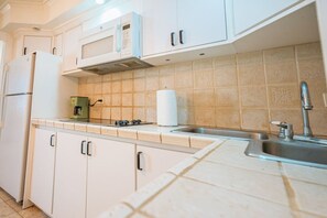 Refrigerador, microondas, parrilla de estufa y cafetera y tetera 