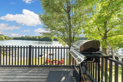 Lakefront Cottage w/ Hot Tub & Starlink Near Bobcaygeon | Good Luck Sunset