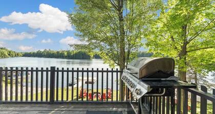 Lakefront Cottage w/ Hot Tub & Starlink Near Bobcaygeon | Good Luck Sunset