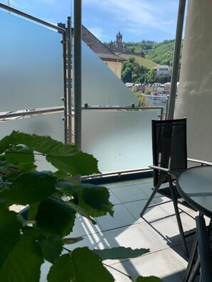 Doppelzimmer, Balkon, Stadtblick | Speisen im Freien