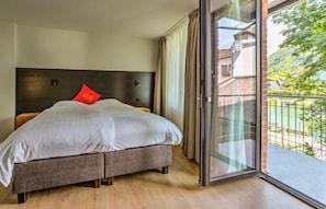 Chambre Double Classique, balcon, vue ville | Coffres-forts dans les chambres, chambres insonorisées, Wi-Fi gratuit