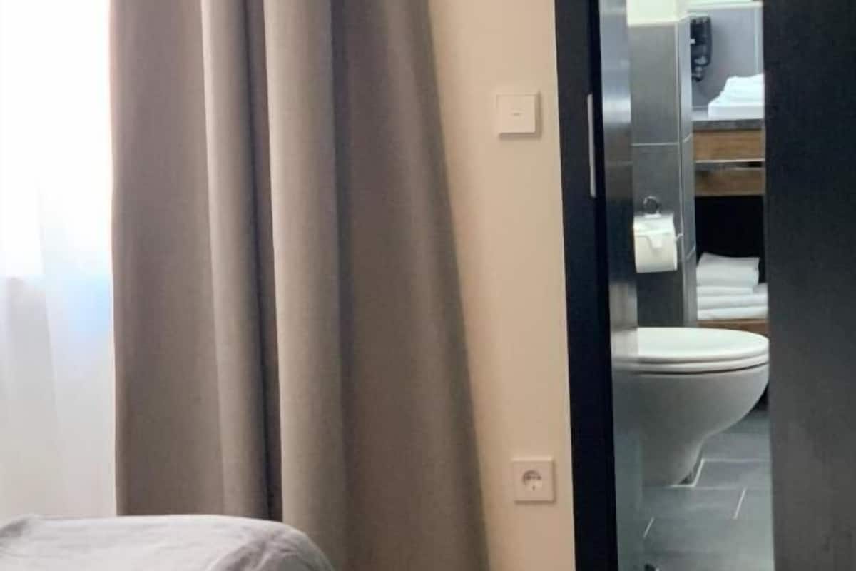 Habitación doble Confort, vista al patio | Caja de seguridad en la habitación, insonorización y wifi gratis