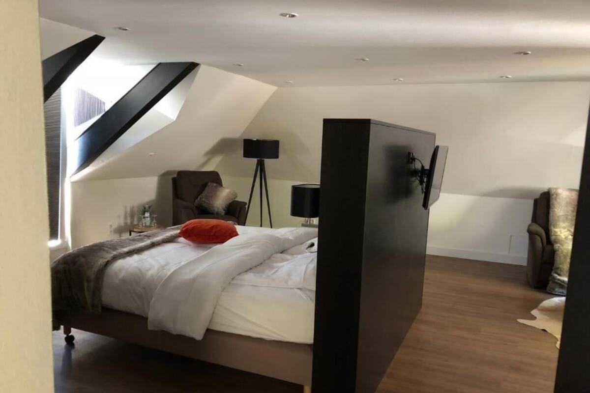 Suite, balcón, vista a la ciudad | Caja de seguridad en la habitación, insonorización y wifi gratis