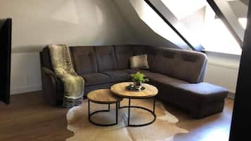 Suite, Balkon, Stadtblick | Wohnbereich | Fernseher