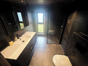 Cabin, Multiple Bedrooms, Balcony | Bathroom