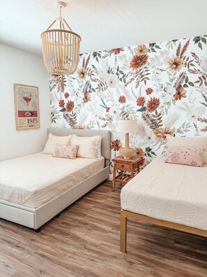 Iron/ironing board, WiFi, bed sheets