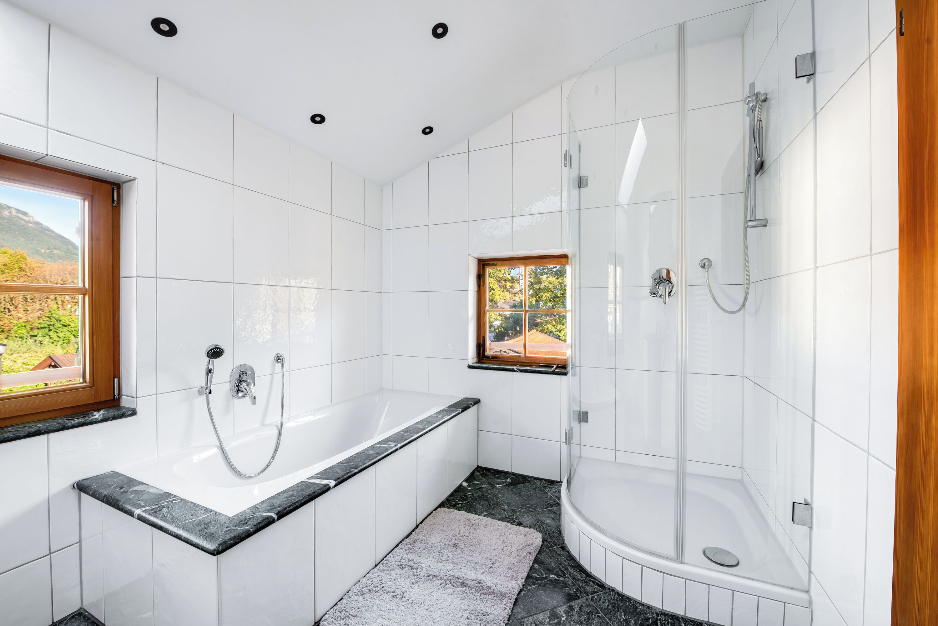 Dusche, kostenlose Toilettenartikel, Haartrockner, Handtücher