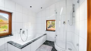 Dusche, kostenlose Toilettenartikel, Haartrockner, Handtücher