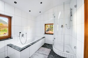 Shower, free toiletries, hair dryer, towels - Stube & Stories - Heritage Riverside Home (Garmisch-Partenkirchen)