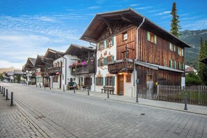 Exterior - Stube & Stories - Heritage Riverside Home (Garmisch-Partenkirchen)