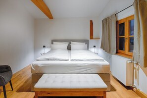 4 bedrooms, iron/ironing board, WiFi, bed sheets