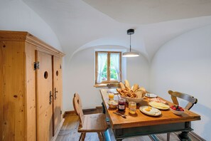 Dining - Stube & Stories - Heritage Riverside Home (Garmisch-Partenkirchen)