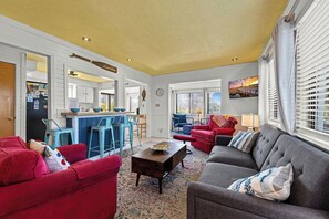 Smart TV, books, stereo - Charming dog-friendly cottage w/ Hot Tub, Smart TVs, Community Pool & Pickleball (Avon)