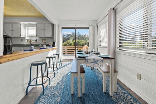 Charming dog-friendly cottage w/ Hot Tub, Smart TVs, Community Pool & Pickleball