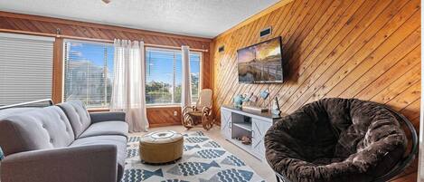 Smart-TV, Bücher, Stereoanlage