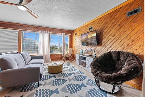 Charming dog-friendly cottage w/ Hot Tub, Smart TVs, Community Pool & Pickleball