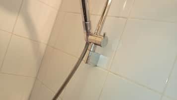 Douche, sèche-cheveux, serviettes fournies, savon