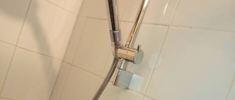 Douche, sèche-cheveux, serviettes fournies, savon