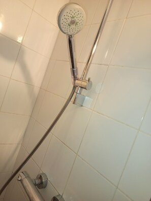 Shower, hair dryer, towels, soap - Apparently close to : Orly/Massy TGV/RerB Antony direction Charles de Gaulle (Massy)