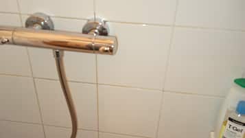 Douche, sèche-cheveux, serviettes fournies, savon