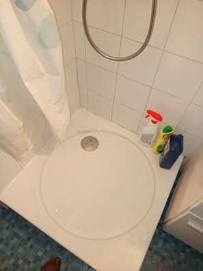 Douche, sèche-cheveux, serviettes fournies, savon