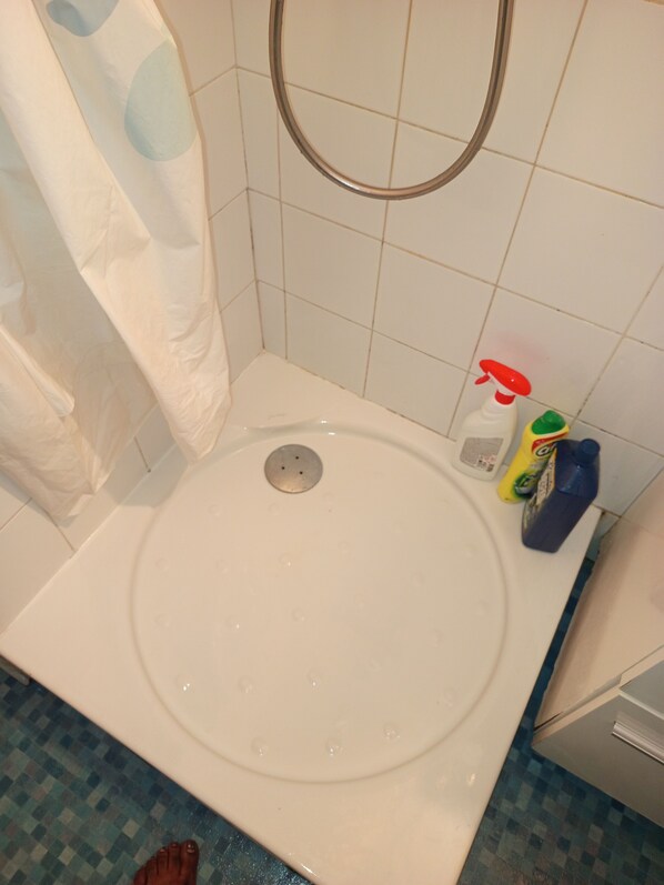 Shower, hair dryer, towels, soap - Apparently close to : Orly/Massy TGV/RerB Antony direction Charles de Gaulle (Massy)