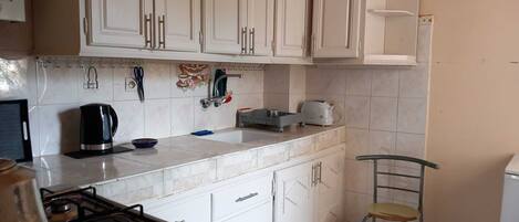 Fridge, stovetop, electric kettle, toaster