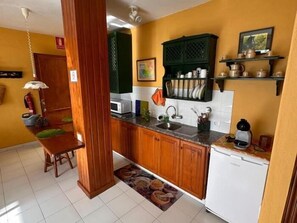 ثلاجة، ميكروويف، ماكينة لصنع القهوة/الشاي، محمصة خبز