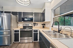 Kjøleskap, mikrobølgeovn, ovn og kokeplater