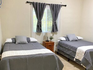 3 quartos, acesso à internet, roupa de cama