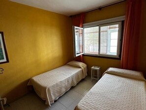 2 bedrooms, iron/ironing board, internet, bed sheets