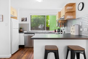 Apartment | Private kitchen - Spacious 3-bed House in Leafy Paddington (Brisbane)