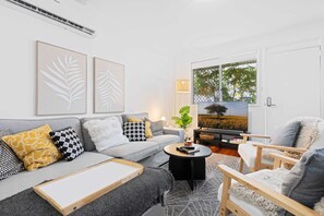 Apartment | Living room - Spacious 3-bed House in Leafy Paddington (Brisbane)