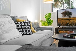 Apartment | Living area - Spacious 3-bed House in Leafy Paddington (Brisbane)