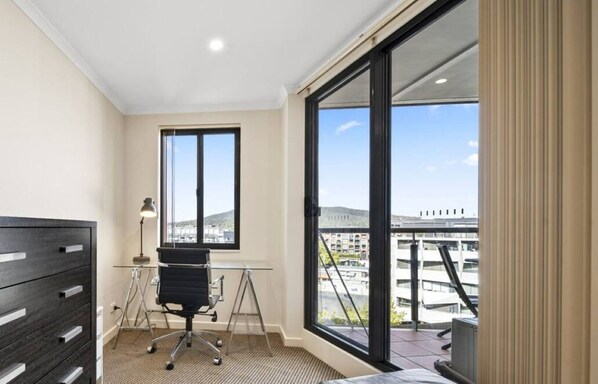 2 habitaciones y espacio para trabajar con laptop