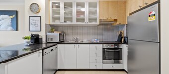 Inner-city 2-bed With Parking, Pool, Gym & BBQ