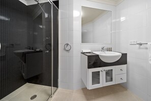 Apartment | Bathroom | Bathtub, hair dryer, towels, soap - Inner-city 2-bed With Parking, Pool, Gym & BBQ (Canberra)