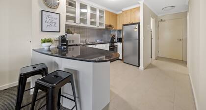 Inner-city 2-bed With Parking, Pool, Gym & BBQ
