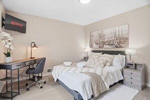 Skrivebord, strykejern/-brett, wi-fi (inkludert) og sengetøy